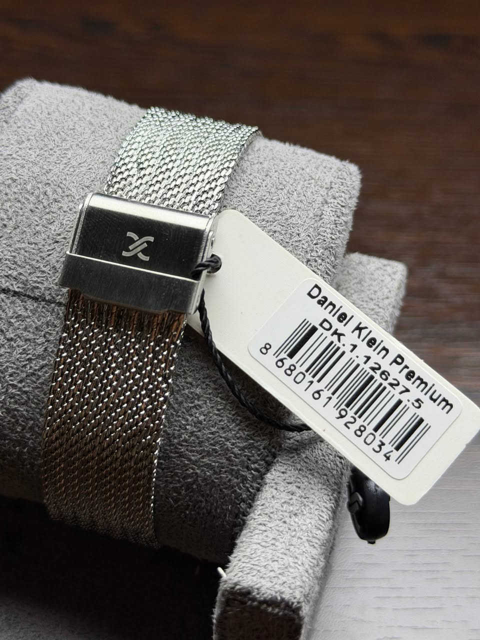 DANIEL KLEIN 
اصلي ماكنة ياباني ضمان سنة 
مع مرفقات ( الكرنتي وعلبة حافظة فقط ) 
رقم الموديل DK1.12627.5
اميال لامينوس  
نافذ شهري   
مقاومة للماء 50 متر 
ستانلس ستيل 
سير حصيرة مميز

السعر 40 الف على اول تم

FlGPCJSgARLqhkeUSV


**إذا كنت صاحب هذا الإعلان وتريد حذفه لأي سبب، رجاءا أرسل رسالة إلى الدعم الفني**