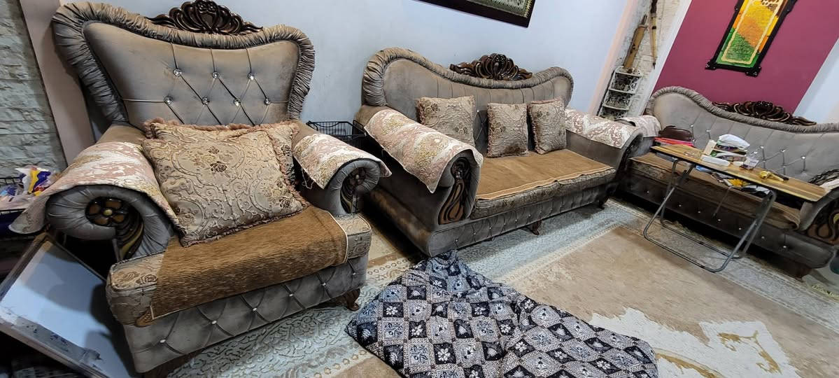 تخم ١٠مقاعد ملكي نظيف جدا مكانة المنصور السعر ٧٠٠الف ***********
