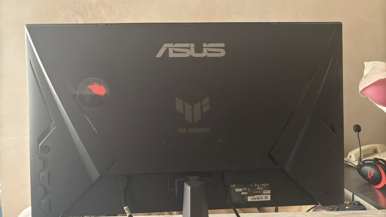 مونتر اسوس فول اتش دي ١٨٠ هرتز البنل fast ips  بيها ضمان ثلاث سنوات خلصت منها سنه ورقه الضمان موجوده وكافه ملحقاتها + واير باور اضافي بيها مصوره الشاشه نظيفه جدا والوانها حلوه معروفه اسوس بعد الي يحب يراسلني *********** وسعرها ٢٢٠ الف اكو توصيل للبصره فقطط مكاني بصره انه
