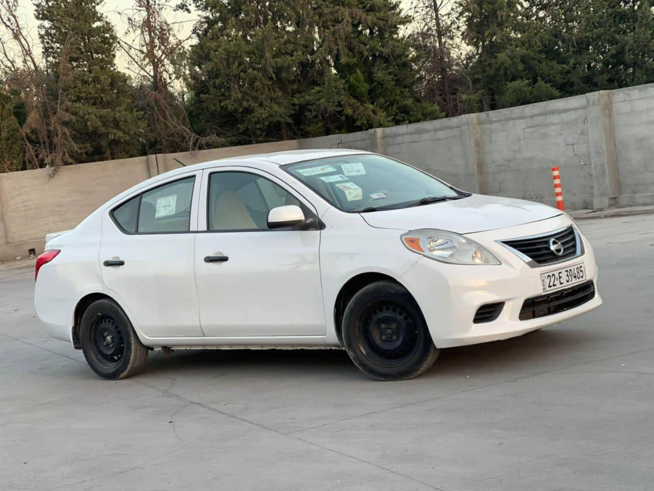 نیسسان فیرسا امریکی 
مودیل 2013 سپی 
تحدید سرعەیە
گێڕو مەکینە بەشەرت 
تەبرید ساردی و گەرمی 
سەنەوی تا 2030 یە 
هەزەی تا.  2027
چوار تایەی خاوینی لە سەرە 
تەقەو ڕەقەی بە شەرتە 
چوار پارچەی هەیە 
کەمەک پێشی گرتیە
سەیارەکی تا بڵێی خاوینە
سعری 84  وەرەقەو مجالەکی برایانە
*********** واتسئاپی لە سەرە أربيل, العراق
