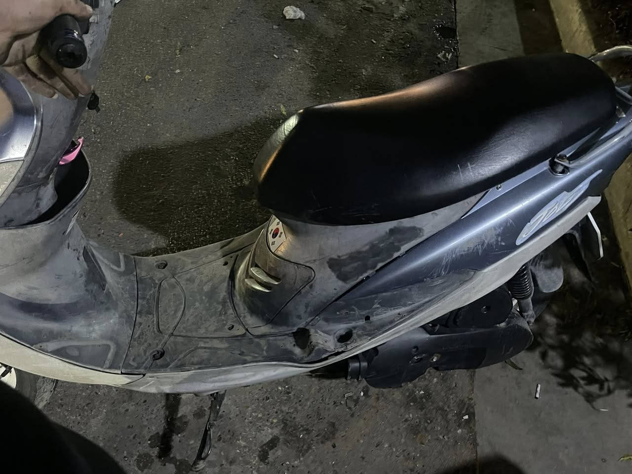 السلام وعليكم ماكسات منغولي وعدله 55 منغولي كامله بس الاشاير وكفت بالمطر والعدله يرادله بس سلف اشاير شغاله 
عنوان بغداد الجديده شارع المسبح 
***********
