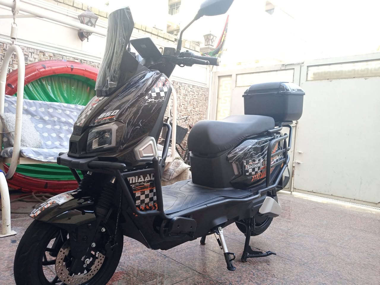 دراجة شحن صاعقة (MIAAD 850) – 2026 زيرو (من مؤيد طيارة)
* اللون: أسود مميز (سباق، نايلون الشركة عليها)
 * المحرك والبطارية: 3000W | 6 بطاريات غرافين (72V / 40A)
 * السرعة والمسافة: 100 كم/س حقيقي | 80 كم بالشحنة (4 سرعات)
 * الإطارات: جبلي
 * التشغيل: ثلاثي (سويج + كارت NFC + بصمة)
 * المواصفات: هيكل ودعاميات مدرعة، صندوق خلفي، نظام إنذار، إضاءة LED، دبلات هيدروليك، شاشة ديجيتال
 * العنوان: بغداد / حي القاهرة
 * الهاتف: ***********
