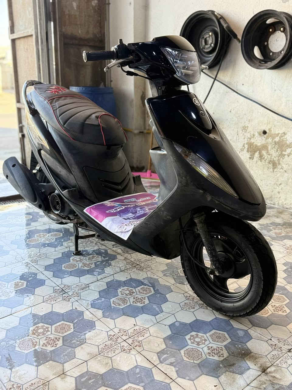 السلام عليكم/مكلف بلنشر.. دراجة ماكس رمبه صارلها 15يوم طالعه من الوكيل مكينه ناعمه وكهربائيات كله شغاله رقم صاحب الدراجة ***********
