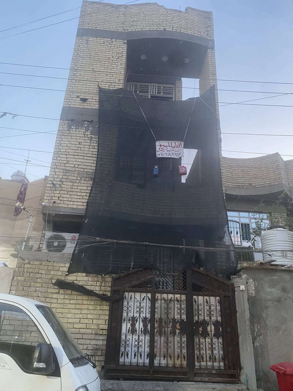 سلام عليكم بيت للبيع طابو صرف مساحه ١٠٠ في السده جديده يحتوي بيت من سقبال و مطبخ ومساحه وغرفه وحمام داخلي وخارجي في طابق الاول وطابق ثاني ثلاث غرف وحمامين وثالث هم ثلاث غرف وحمامين  وطابق رابع غرفه مغزن الاستفسار الاتصال على رقم ***********
