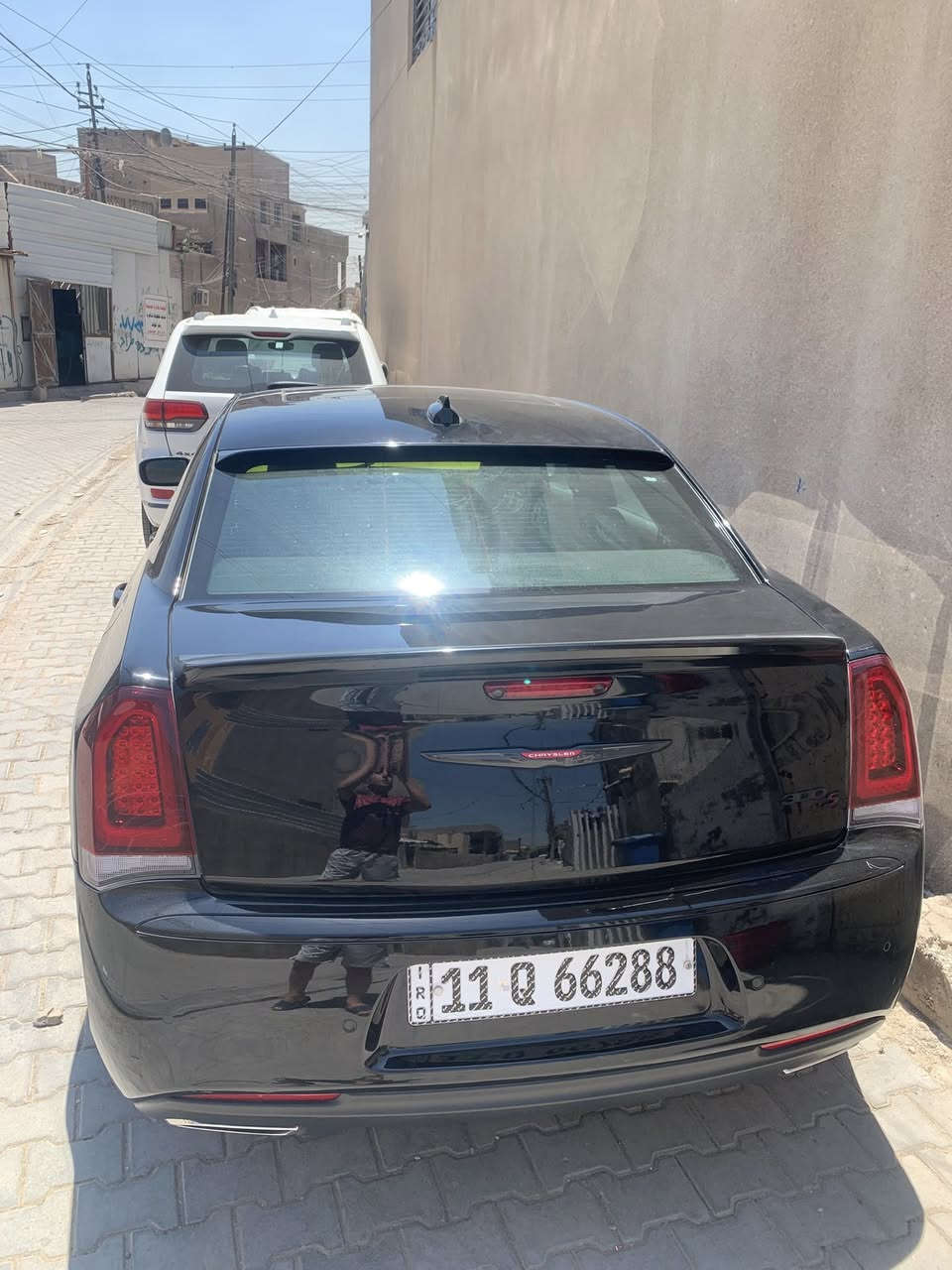 السلام عليكم
اوباما كرايسلر 2023 فئه s أمريكي 
سعه المحرك :3.6 لتر V6
300حصانlb-ftعزم حوالي264
الكير والدفع :كير اوتوماتيك 8سرعات 
دفع خلفي (RWD)ودفع رباعي (AWD)
صرفيه البانزين :تقريباً 19داخل المدينه /30على الخط السريع (MPG)
الأداء : تسارع 0-100 كم/س تقريباً 6.3-6.5 في الثانيه 
المواصفات الداخليه: شاشه 8.4 أنج 
وكاربلاي 
مقاعد جلد كهرباء تدفئه وتبريد 
والسياره مكفوله كفاله عامه 
وكير ماوس
وحادث السياره بس دعاميه وجاملغ وموجوده صور الحادث 
لون السياره اسود دبل بلاك 
ولايت زنون LED
رقم صاحب السيارة ***********
