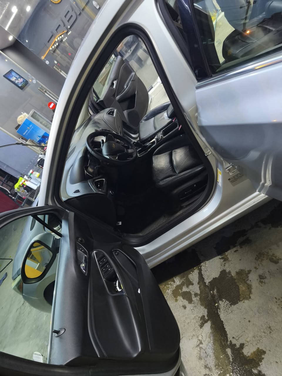 اللهم صلِّ على محمد 🌙
كروز 2018 فل مواصفات — سيارة نظيفة جداً وقيمة لكل دينار تدفعه!
هاي سيارة ما تحتاج تصرف عليها، محافظ عليها مثل عيني، وتسد كل احتياجاتك بكل راحة وأمان.
🔹 المواصفات الأساسية:
كراسي جلد وكالة + تسخين
دشبورد جلد وكالة + أبواب جلد وكالة
زجاج دبل ضد الشمس وكالة
بريك إلكتروني بالقدم
أوتو ستوب (تطفى وتشتغل وحدها بالترافك)
ليتات LED وعدسات وكالة
مرايا بإشارات
ستيرن هيتَر
شاشة وكالة + كاميرا وكالة صافية جداً
تحكم كامل من الستيرن (صوت + تحديد سرعة + رد مكالمات)
شاشة عدادات تبين كل تفاصيل السيارة
4 جامات كهرباء
رنقات وكالة (قيمتها وحدها 300$)
مانع انزلاق
محرك 1.5 تيربو قوي واقتصادي
هزّة جديدة + زينكة جديدة + سنوية جديدة
تبريد حار/بارد كمبريسر شرط
قير أوتوماتيك تبترونيك
بصمة تشغيل + أبواب بصمة
شاشة آيباد وكالة
🔹 بالنسبة للصبغ:
مو سبغ عام ولا حزام، بس بي كم قطعة تجميل خفيف، والخلفي شوية دواخل بسيطة جداً.
بالسقف مرشوشة تيزاب خفيف (شبرين)، وأنا خليتها هيجي وما صبغتها.
🔹 السيارة صارلها 4 سنوات عندي،
تصرف قليل من البنزين، ومحمية بزيت قير هيدروليك جديد.
ما تحتاج أي مصروف، وكلشي يشتغل تمام.
💰 السعر: 98 ورقة — مقابل كل هاي المواصفات، يعتبر سعر ممتاز ومنافس بالسوق.
✅ أضمنلك القير والمكينة شهر بعد البيع — وهذا شيء قليل تلقاه بأي سيارة بنفس السعر.
الجاد والمهتم يتفضل


**إذا كنت صاحب هذا الإعلان وتريد حذفه لأي سبب، رجاءا أرسل رسالة إلى الدعم الفني**