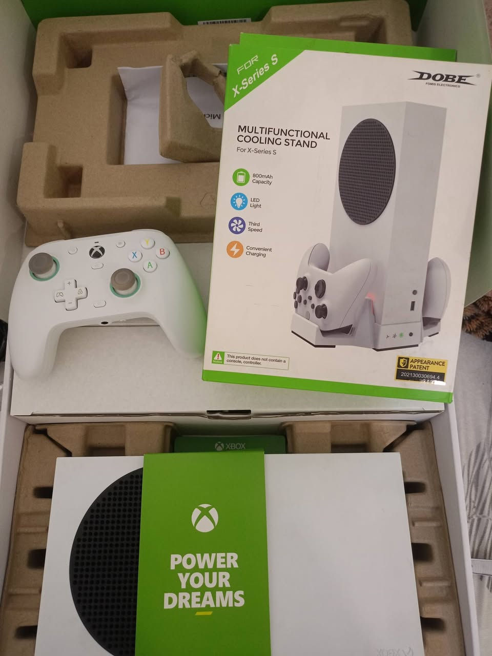 سلام عليكم 
جهاز اكس بوكس سيريس اس مستعمل 
نظيف 100% 
غير مفتوح مع كامل الملحقات 
يده اصليه مع يده احترافيه game ser 
ستناد للجهاز مع بطاريات قابله للشحن و مبرد 
سعره 420 الف 
المكان ديالى ماعندي توصيل 
للتواصل : ***********
