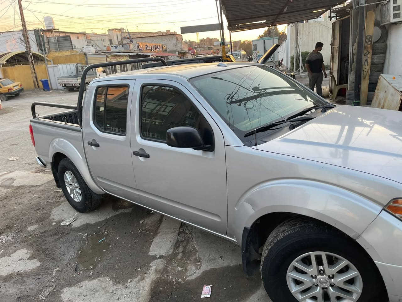 نيسان فرونتير موديل 2017,  4.0L V6 SV
وارد كلين تايتل بيهة طخة بالجنطة والدعامية واضحة بالصور .
رقم بغداد حمل 
المواصفات : 
لايتات زينون ( عالي + ناصي )
حساسات + كامرة خلفية 
تبريد معروف مال نيسان ثلج
نظام الترفيه ( بلوتوث , التحكم بالتليفون من خلال الصوت )
فول تحكم سيتيرن ( صوت , مكالمات ، كروز سرعة ) 
ايرباكات عدد 4 
سلايد جام ( sun/moon) 
تراكشن كونترول + ABS 
نظام قياس ضغط التايرات 
تدفئة المقاعد الامامية 
لاصق حماية ضد الشخوط بجميع اطراف السيارة 
وبعد بيهة هواي مواصفات
السيارة كلشي بيهة بلادي ونظيفة مثل ما واضحة بالصور
مكاني بغداد
السعر 165 وبيهة مجال 
الرقم : ***********
