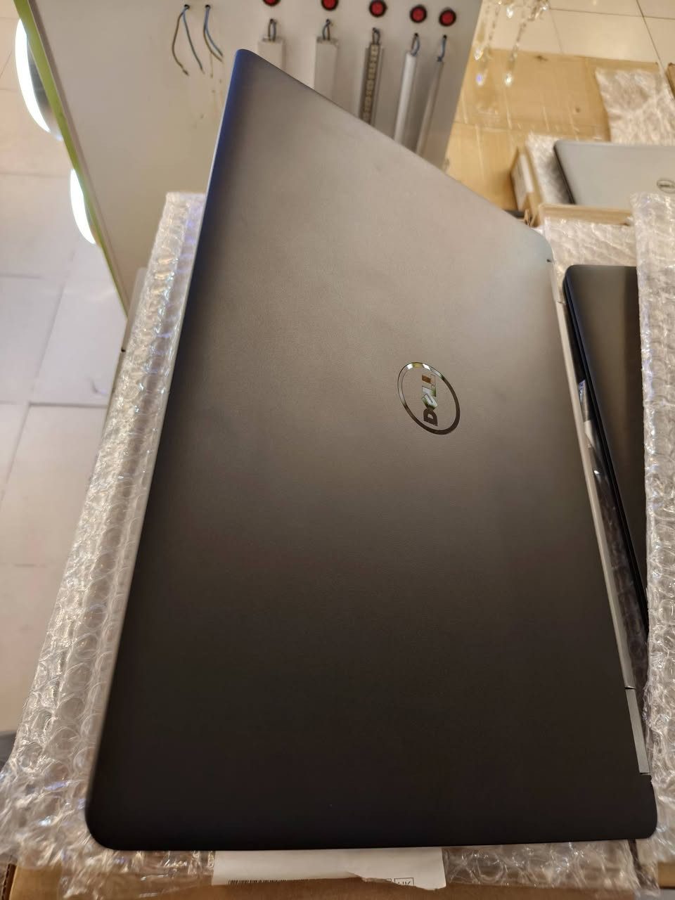 سلام عليكم لابتوب للبيع 🔥
موصفاته 🔥🔥

*Dell Latitude 5570*
1. *الشاشة*: 15.6 بوصة حجم كبير 
2. *المعالج*: Intel Core i5 الجيل السادس 6TH
3. *الرام*: 8GB 
4. *التخزين*: 256GB SSD قابل للتعديل والتطوير 

حاسبة لابتوب Business، خفيفة ومتينة مال شغل. الجيل السادس لابتوب جداً رائع 💕

الـ SSD يخليها سريعة بالتشغيل والفتح مقارنة بالهارد العادي.
سعر 170سعر نهائي وماتلكه هيج سعر أبد بل سوك 
مكاني شارع المدينه عامود ١٤
رقم الهاتف للتواصل واتساب ***********
