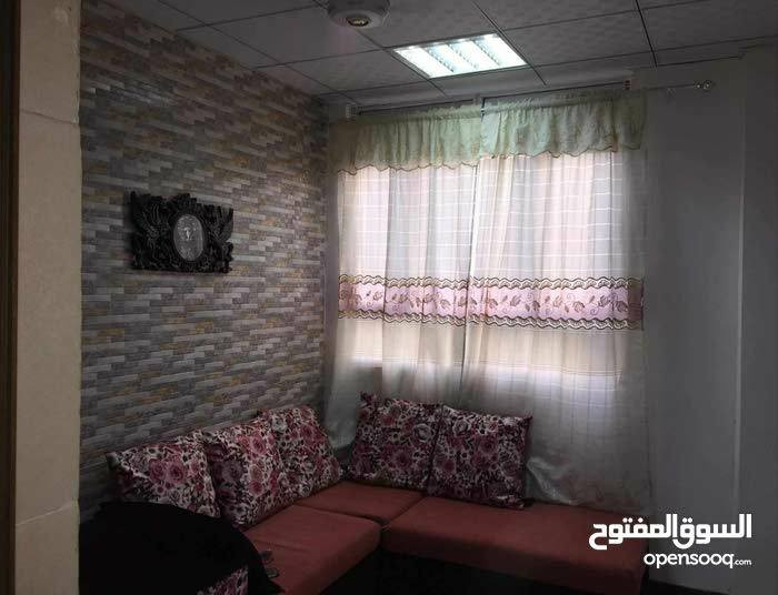 مرحبا شقة مؤثثة بالسيدية
 شقة 60م هول مطبخ حمام غرفة نوم كبيرة الشقة تحتوي سبالت عدد 2 و مبردة انارة سقف ثانوي سيراميك ماطور ماء خط مولد سخان كاونترات تركي طباخ قنينة غاز ديوان صغير تركي ثلاجة LG تلفزيون LED غسالة غرفة نوم تركي سلايد و ستائر الاجار الشهري 650الف.
بدون سرقفلية ترهم تجارية لانها مطلة عالجسر الموقع السيدية منطقة الاربعمية مقابل جسر الجادرية شارع خدمي دخول وخروج للمنطقة 
للتواصل فايبر واتساب و اتساب
***********
***********
***********
 مقابل جامعة البيان بغداد, العراق
