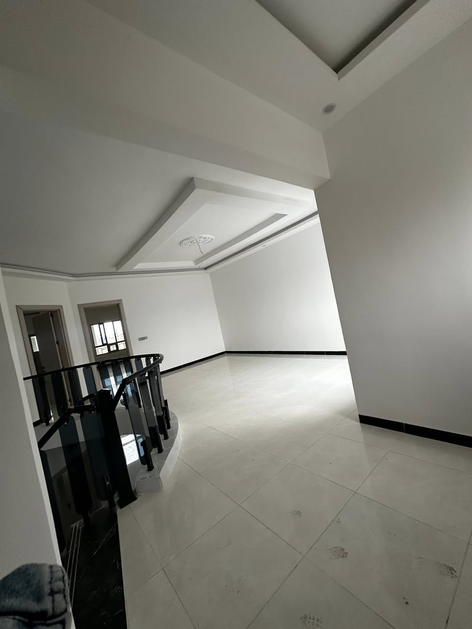 السلام عليكم بيت للبيع الديوم منطقه ال 12الاف من افضل مناطق الديوم مساحه البيت 300متر واجه 10نزال 30 قرب المدارس والسوك شارع البيت 30 متر تبليط 
للستفسار الاتصال 
***********
