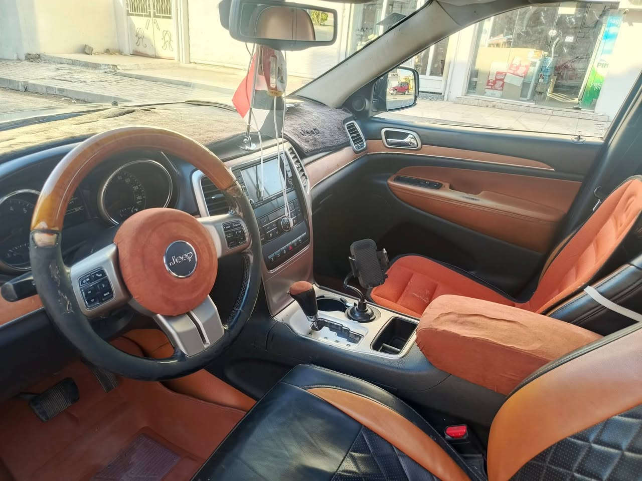 سلام وعليكم للبيع جيب هيمي 5700
فول مواصفات سومنت
اعلا فئة موديل 2011 رقم بغداد دولي مشروع وطني 
سيارة داخله كلين  بدون ضرر بيه باب سكن وبونيد تجاري بدون حادث بدون دواخل بدون ارباك سياره مخلصه فول مفوله  بيه صبغ مكانات ابيع حزام كير محرك اكسل شرط تو ويل مو فور ويل مرغوب سعر 140 وبي مجال مكان كركوك باقي التفاصيل اتصل  رقم ***********
