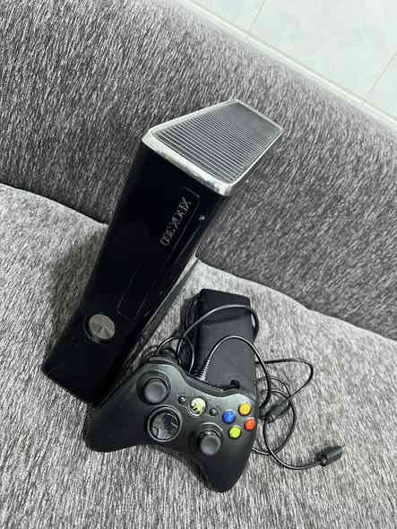 السلام عليكم للبيع اكس بوكس 360 كوبرة الجهاز نضيف هارد 250 جوستك واحد بي لعبه جيتي اي فقط جهاز حلو او نضيف 
مكاني الرمادي شارع ١٧ 
السعر ١٥٠ او بيج مجال ***********
@إشارة@
