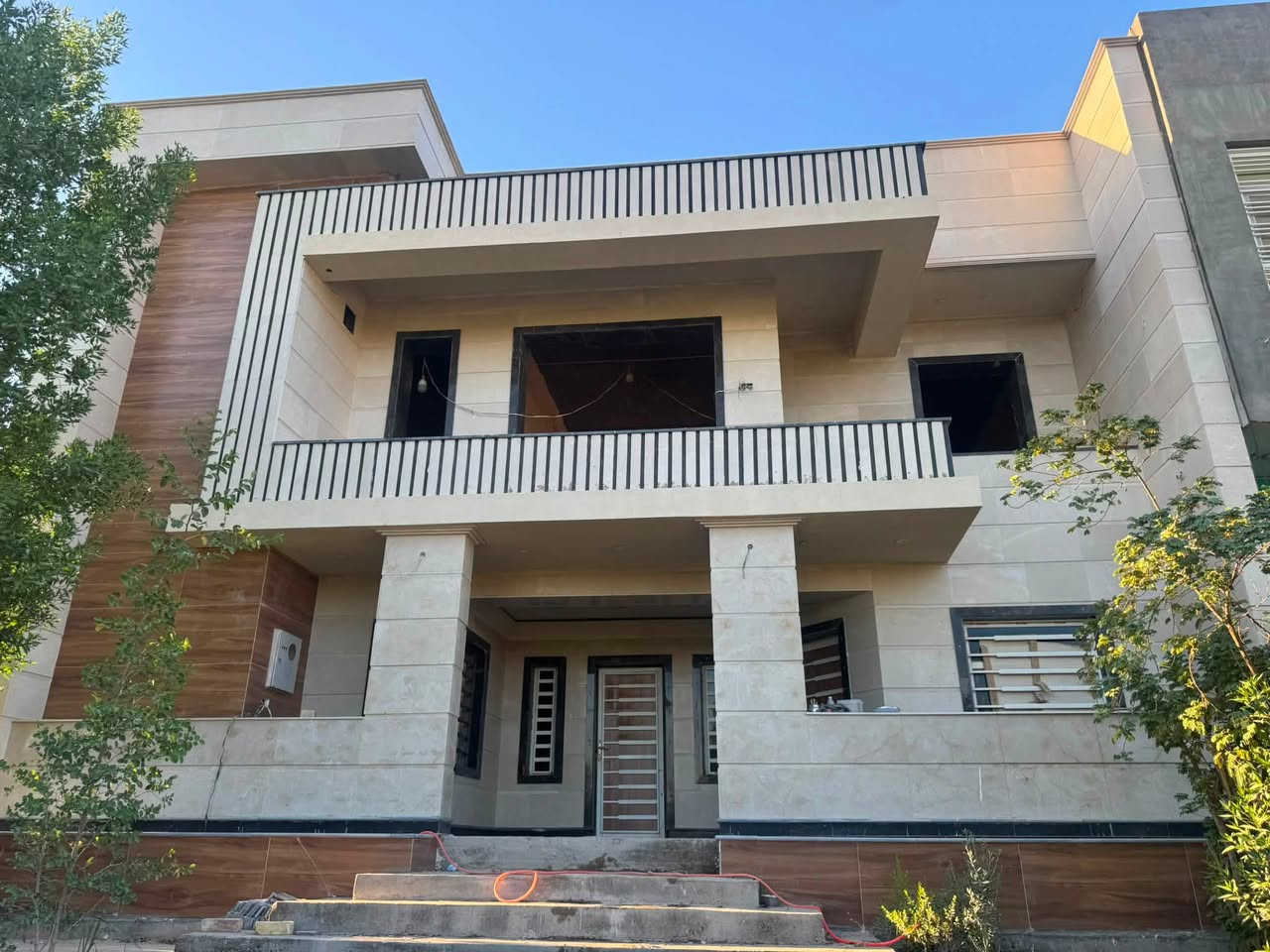 دار للبيع الحصوة حي الحسين شارع الحولي بجانب صالون البغدادية المساحة 125 متر  السعر 145 باقي التفاصيل الاتصال على الرقم ***********
