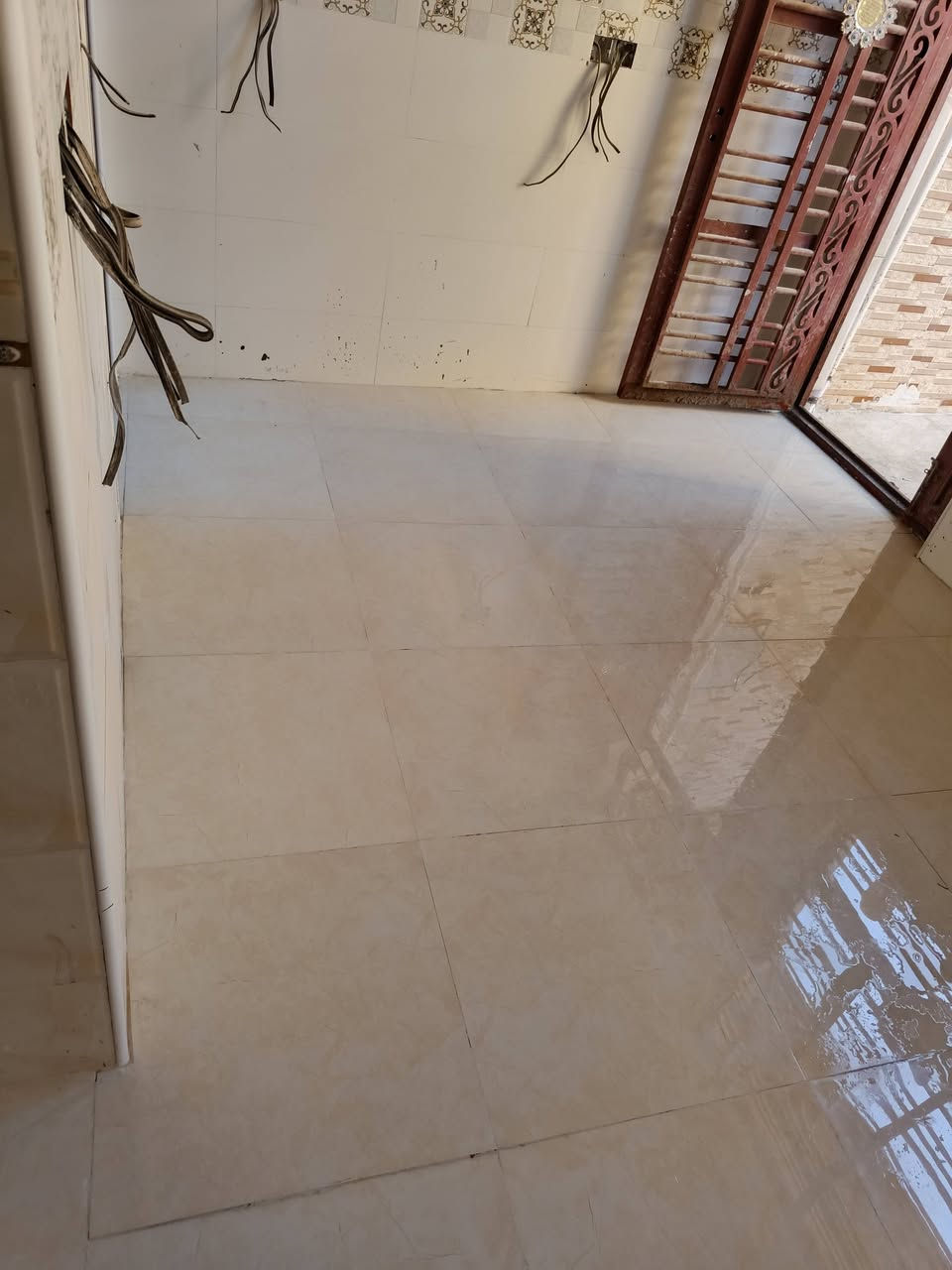 خلفه سيراميك متفرغ للعمل
***********
