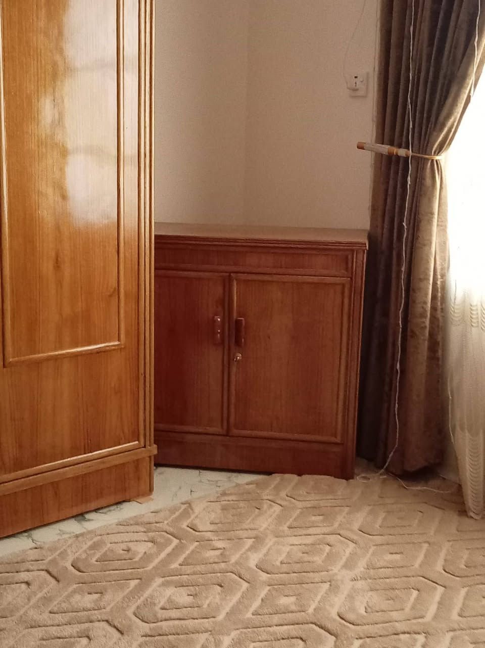 غرفه للبيع نجاره عراقي مستخدمه شهرين لا اكثر سعرها مليون و200وبيها مجال 
رقم الهاتف ***********
العنوان حله حي الرضا
