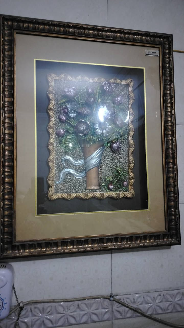 السلام عليكم غراض للبيع بغداد البنوك *********** الميز وطبله بلوط وسطيه و مرايا وكومديات جزامه نظيف جدا السعر مناسب وكومديات طبلات انتيكا السعر الوحده ٦٠ واذا اثنينهن ١٠٠ ولوحات صور اطارهن خشب
