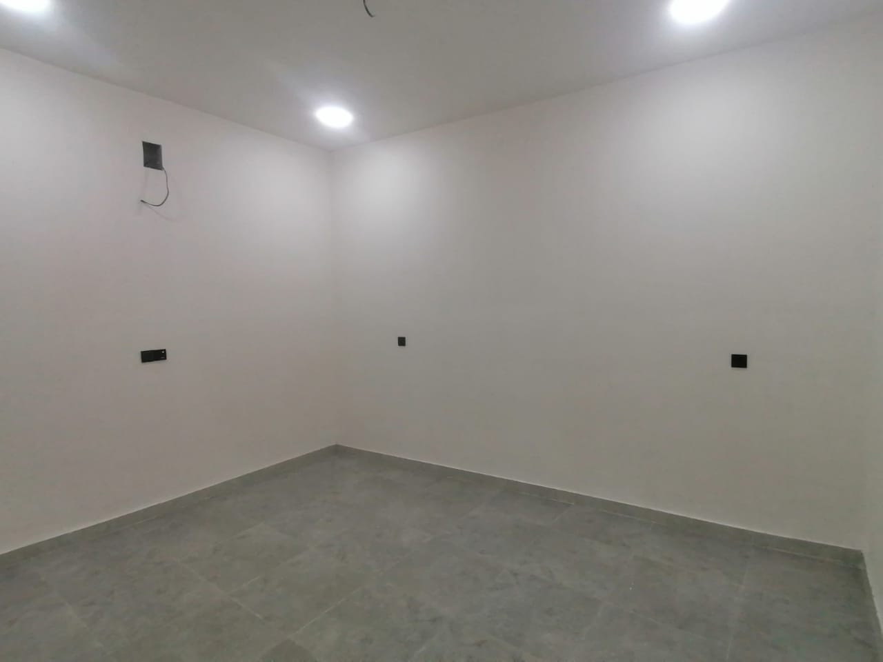 السلام علیکم للبيع بيت مساحة 100متر شارع جامع ملك القدوس شارع الرباط البيت فووول حلوو غرفة نوم واحدة صالة مطبخ خدمات ساحت درج فووول كامل مفتاح في منطقة الدوانم نهايت الشرطة الخامسة مقابل سويب سعر 83 مليون وبي مجال الشراي الستفسار *********** عبد العزيز تواصل واتساب أو مراسلة الصفحة
