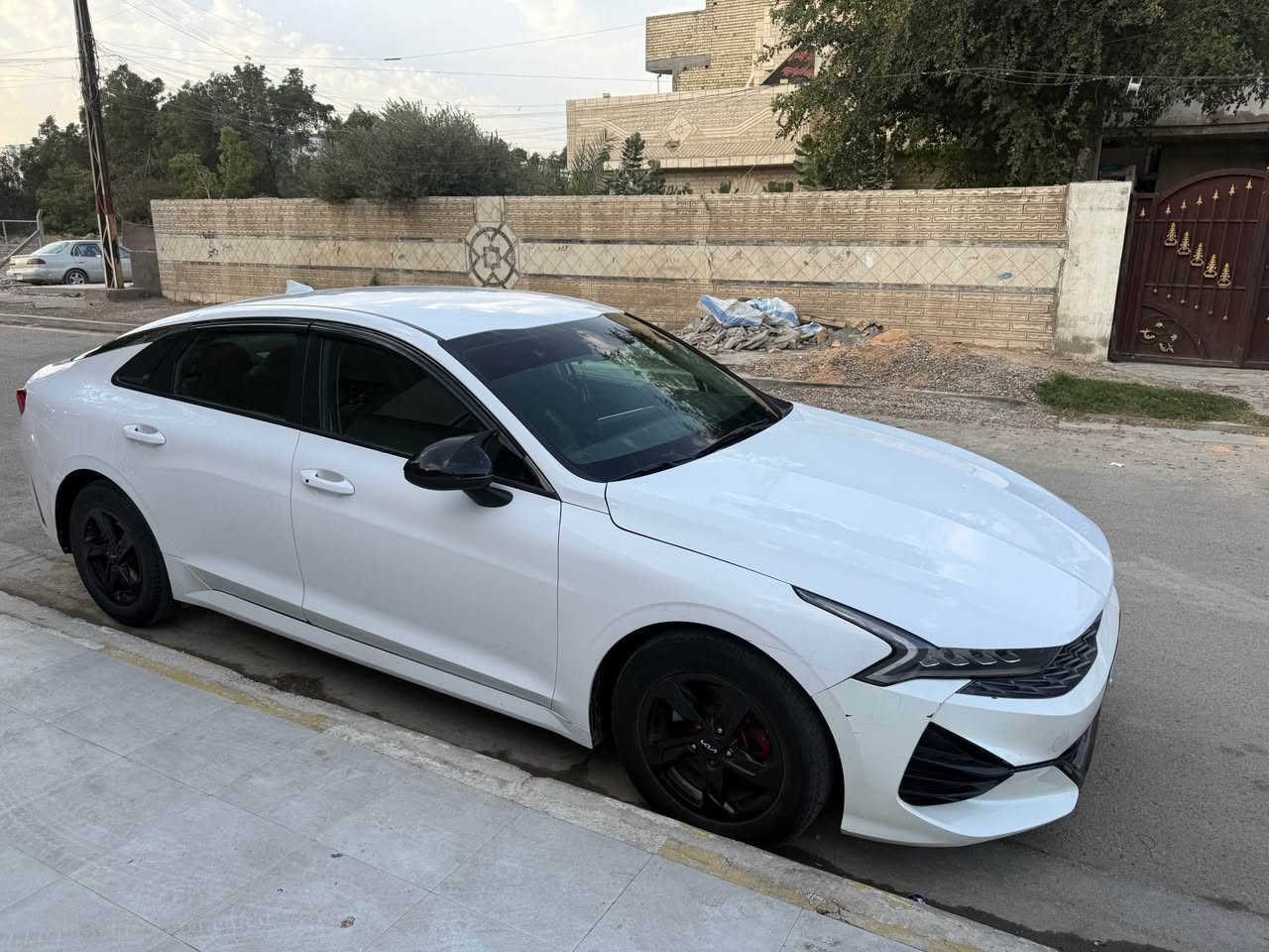 السلام عليكم مكلف بالنشر. K5 2022 وارد امريكي الحادث فقط قطعة وحدة البنيد بدون دواخل الباقي كلة مكفول  المواصفات بصمة وشاشة كامرة رقم اربيل بسمي السعر 160 ورقة مكان السيارة بغداد جانب الكرخ حي العامل قرب البانزين خانة محرك 1600 تيربو *********** بغداد, العراق
