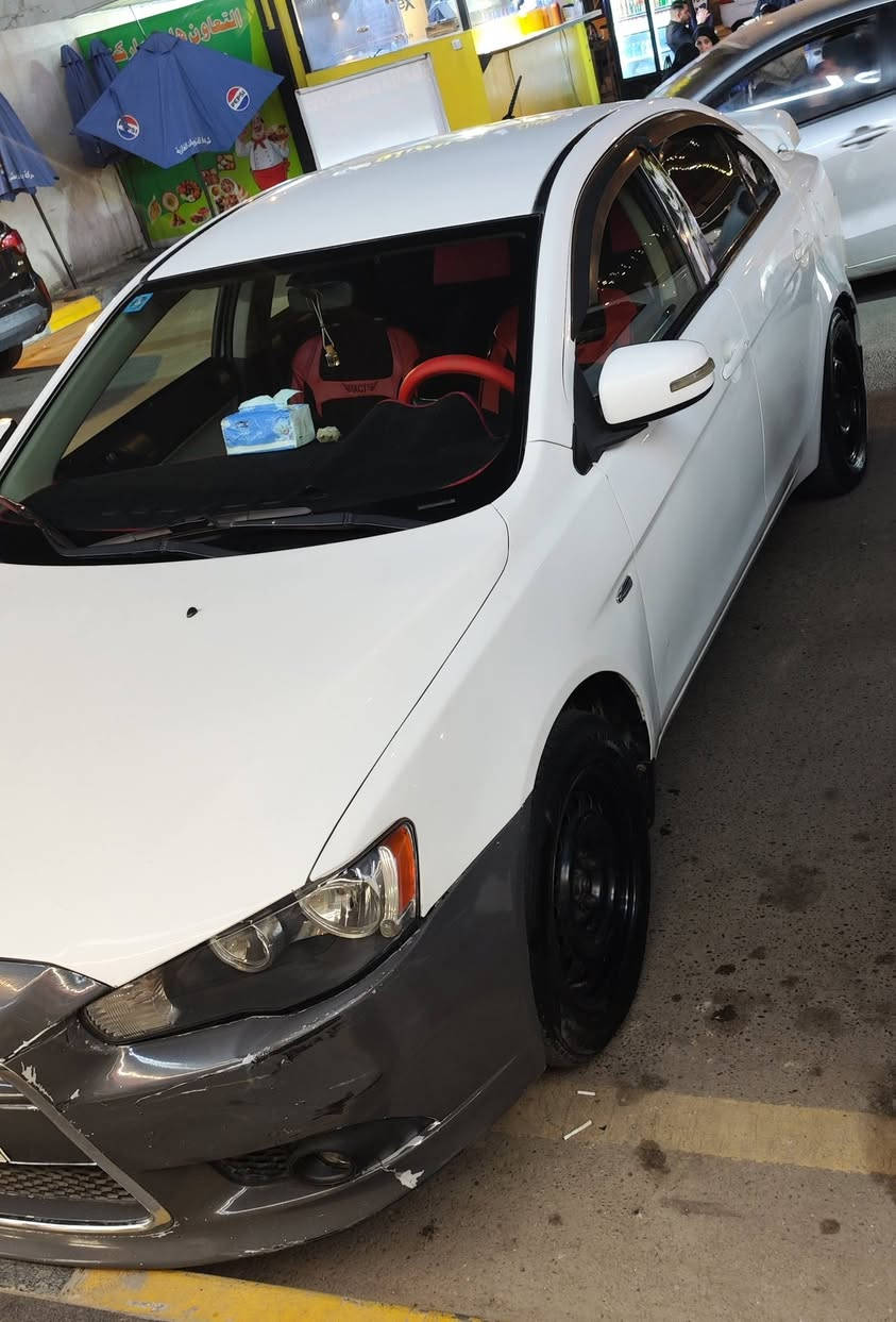 لانسر قرش للبيع موديل 16 مكينة 1600 خليجي 
السيارة بيها حادث سابقاً ورافق صورة بالمنشور 
تقريباً الحادث واصل للقمارة وبيها تعديل بسيط 
وعادي تكدر تاخذها سونار 
وكذلك بيها واشر قبر ولفات يعبر دهن فا ابيع مكينة كايمة للاحتياط 
السيارة شوفت عينكم نظيفة والنقوصات ذكرتهم 
 عارضها ب 75  ورقة 
مكان السيارة الشعلة 
***********
