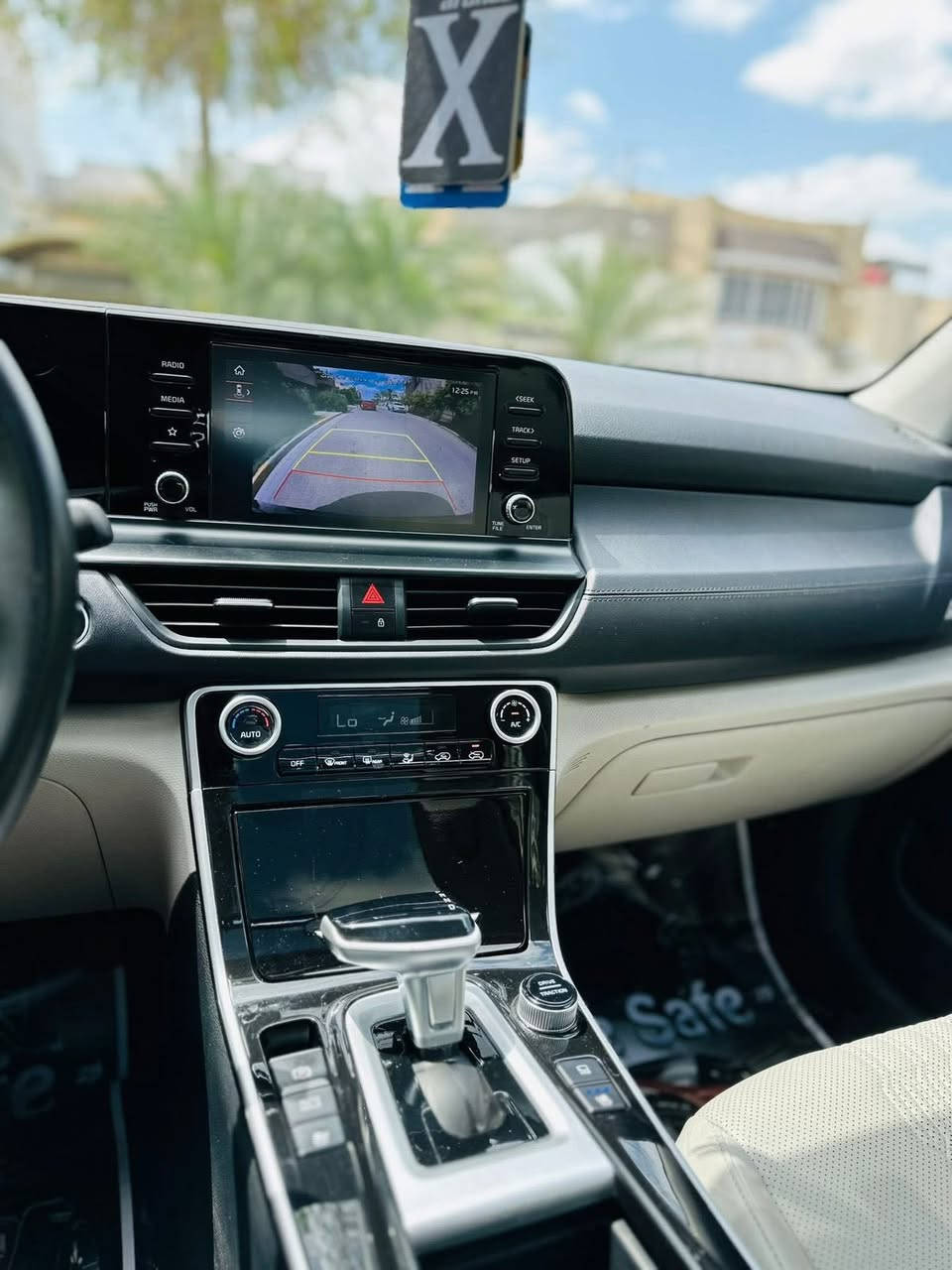 السلام عليكم للبيع سيلتوس كيا  خليجي موديل ٢٠٢٤ وكالة نم رقم اربيل الجديد 
مواصفات فول بانوراما بصمة تشغيل وابواب حساسات كشنات جلد وكهرباء تبريد بالكشنات هاند بريك دگمة نزول منحدرات لايت ماطور يصعد وينزل مري شفط انارة خارجيه وداخليه ترحيب عدادات ديجيتال شاشة متصله وكامره والداخل لونين
سيارة جديده وماشيه ٣٧ الف كيلو المحرك دوش ١٥٠٠ دبل نوزل كلش نشط واقتصادي جدا
بيها باب السايق يطلع بالسونار صبغ شركة دبل كود وبيها بارد بالجنطة فقط
للاتصال *********** او ***********
السعر ١٨٠ ومجال للتفاوض
