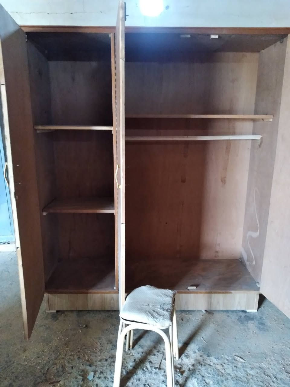 كنتور ٣باب مستعمل نظيف السعر 125 الف
كنتور اطفال صغير السعر/35  الف 
عنوان بعقوبة باب الدرب 
***********
