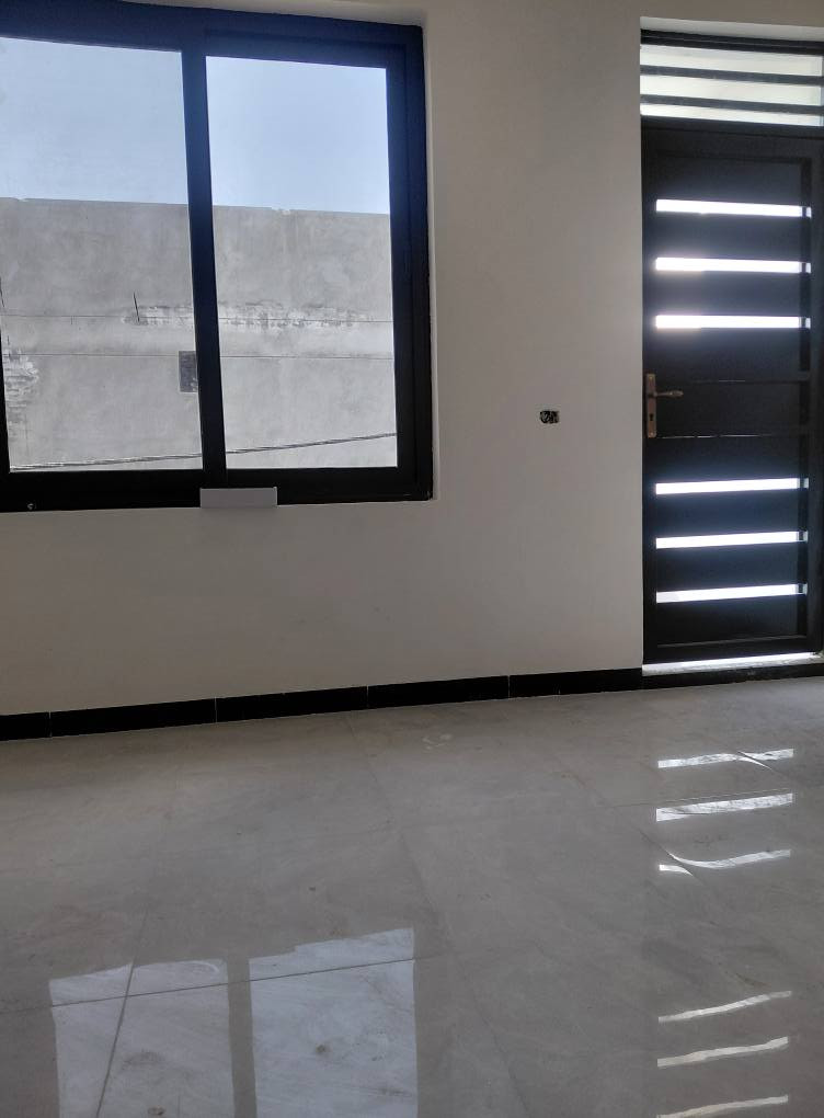 دار 🏠 للبيع
حي الصحه درجه اولى بناء حديث 
فارغ غير مسكون 
المساحه ١٠٠متر الواجهه ١٠متر 
طابقين 
الطابق الأرضي غرفة نوم وصاله وكلدور ومطبخ ومجمع صحيات 
الطابق الثاني غرفتين نوم ومجمع صحيات 
للاستفسار ***********سيد علي 
مكتب الوسيط
