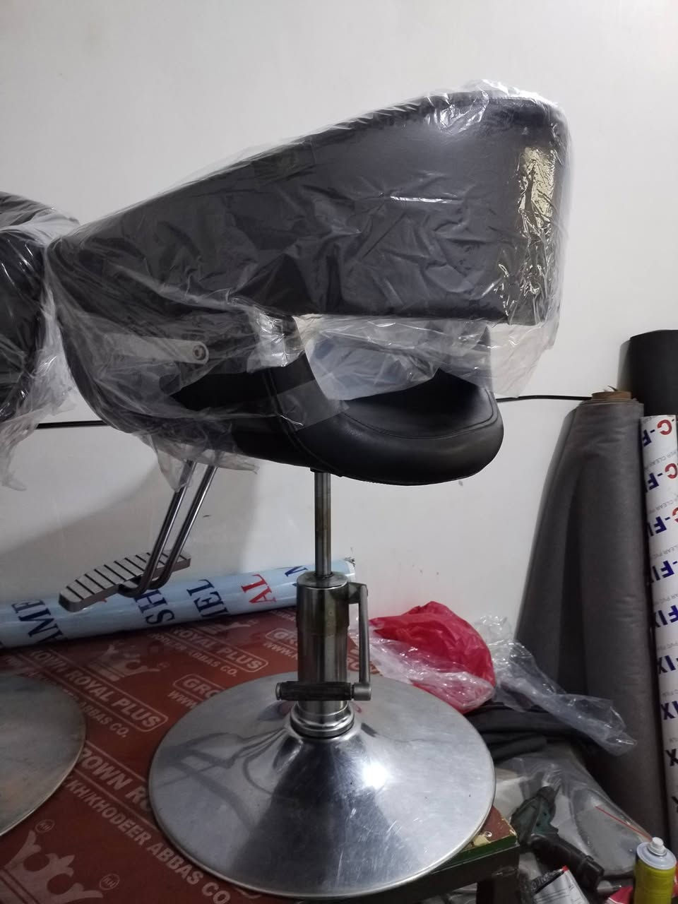 كراسي حلاقه ثنين اصلي  نظافة ٩٩٪جك شغال سعر ٢٢٥ وبيهن مجال مكان بغداد حي الرحمة للاستفسار الاتصال على الرقم ***********
