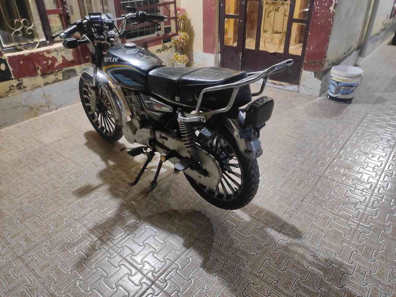 سيفان مديل 24 شكل ال 25
 دراجه كلها بلاديه ونضيفه 
اوراق أصولي السعر 650 وبيها شي قليل 
مكاني خان بني سعد 
الرقم ***********
