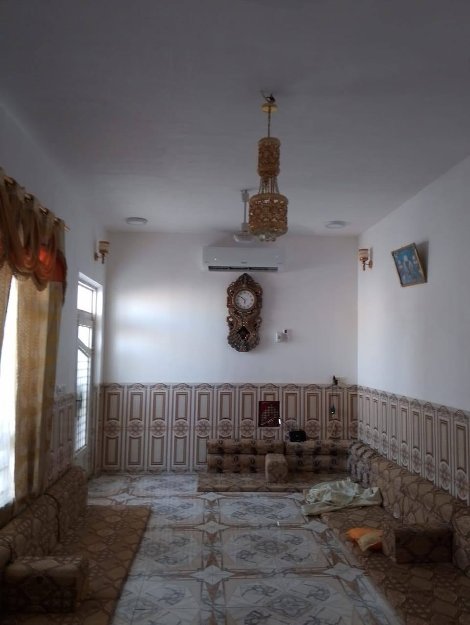 يا الله سلام عليكم بيت البيع مساحه البيت400 يتكون من غرفتين وصاله  وديوانيه خارجيه متوفر ماء وكهرباء  وشارع 10متر وخلفه شارع 10متر بيت جاهز مرتب ما ذب عليه ربع انه مكلف بنشر العنوان دوايه حي الحكيم قرب الحسينيه ام البنين تفاصيل اكثر تصل على رقم ***********
