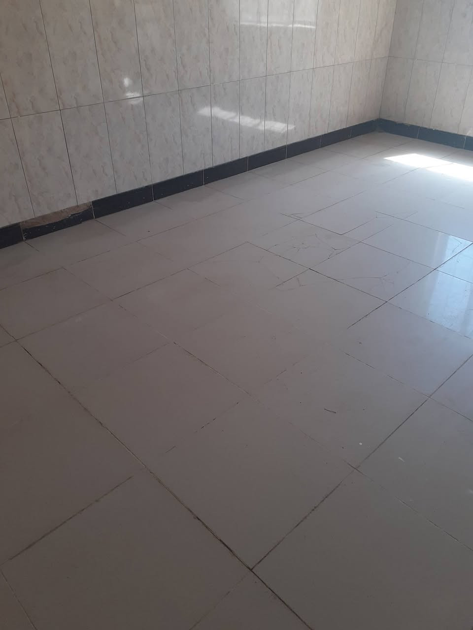 السلام عليكم ورحمة ألله بيت للأيجار قاطين ارضيه وجدران سيراميك ويبعد عن الشارع العام ٥٠  متر خلف المجمع الطبي مقابل الأقواس ببومنيصير ابو غريب رقم الهاتف ***********
