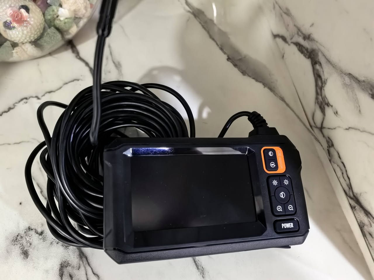 المنتج عبارة عن منظار فحص صناعي (Industrial Endoscope). 
الشاشة: يأتي بشاشة عرض مدمجة بحجم 4.3 بوصة تقريباً.
الكاميرا: دقة الكاميرا تصل إلى 2 ميجابكسل (2MP).
المميزات: مقاوم للماء بمعيار IP67، ومزود بإضاءة LED للرؤية في الأماكن المظلمة.
الاستخدامات: مثالي لصيانة السيارات، فحص الأنابيب، والتركيبات الكهربائية.


**إذا كنت صاحب هذا الإعلان وتريد حذفه لأي سبب، رجاءا أرسل رسالة إلى الدعم الفني**