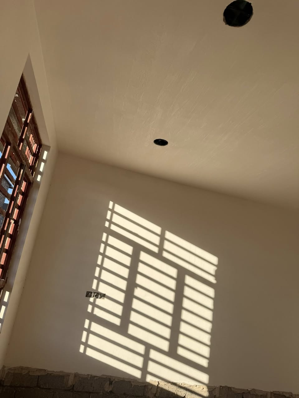 السلام عليكم يوجد بيتين هيكل الاول مجهز بياض وكهربائيات ومجاري باقيلة شي بسيط والثاني مجرد بلوك وصب السطح والبيتونة هم صب في قرية نديم مقابل منشاة نصر المساحة الاول ٢٢٠م والثاني١٤٠م البيتين بناء جديد للتواصل ***********
***********
