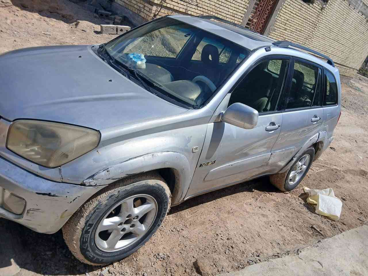 سيارة راف فور 2002 سيارة نظيفه مببدل بيها اي شي  بس بيها ضربات ضغار حيل دواخلهة نضيفة تبريد شغال خليجية مكينة نضيفة وكير نضيف اوتماتيك السيارة مكانها بغداد للإستفسار اكثر ***********
