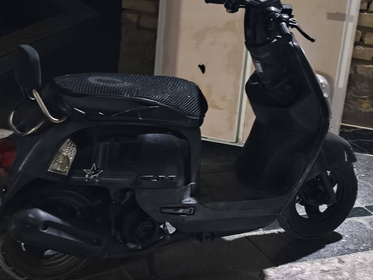 سلام عليكم دراجه للبيع كفاله من كلشي حاويه قبل سبوع طالع من حاويه سعر مليون100قفل لمو شراي لا يخابر***********
