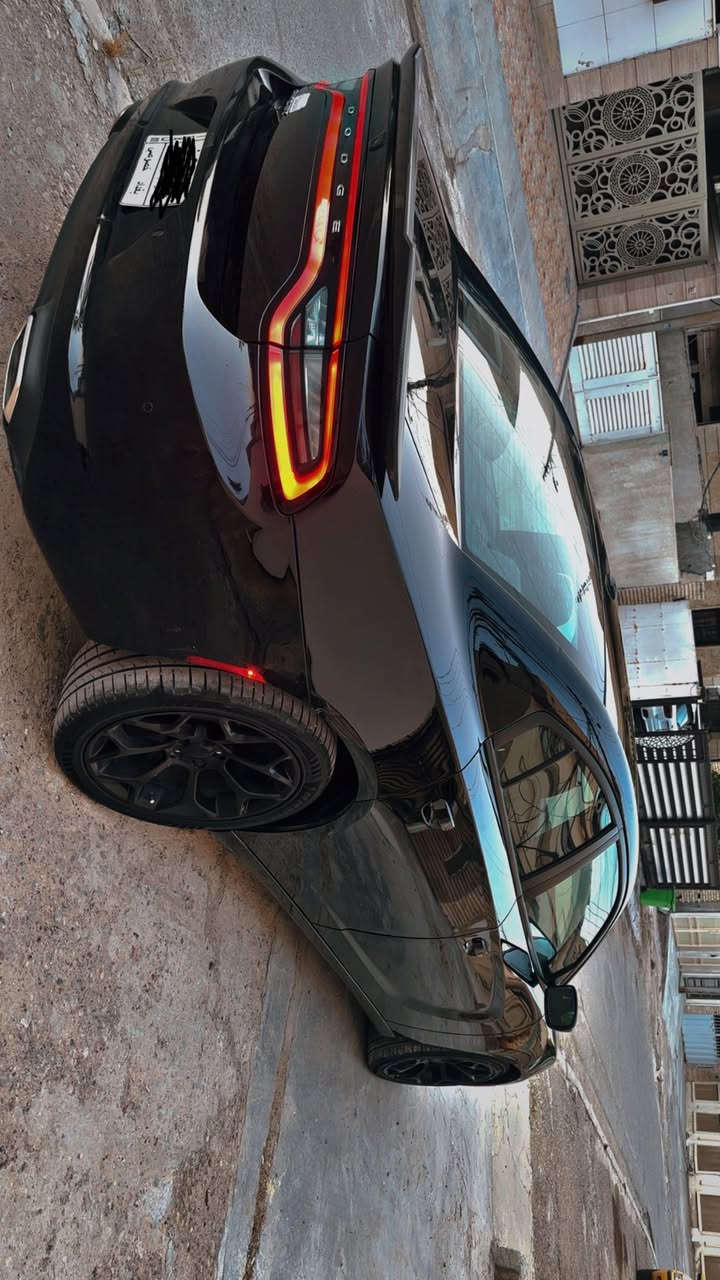 للبيع 
جارجر بلاك توب مواصفات ال sxt المعروفة 
موديل 2019 ممشة 40 الف ميل 
رقمهة بغداد باسمي 
السيارة جاهزة ومابيهة اي نقص وعلى ايدي استيرادها وجنيهة 
حادثهة كلش بسيط وماطاك بيهة ولا ايرباك كل الايرياكات سليمة و كما موضح بالصورة بين الباب وبين الجاملغ اني ابيعلك قطعتين 
ويل حجم 20 بلادي اسود 
وبقية مواصفات ال sxt  كلهة معروفة 
مكان السيارة بغداد 
السعر 23،000 وبيهة مجال حك الجية 
رقم الهاتف ***********
