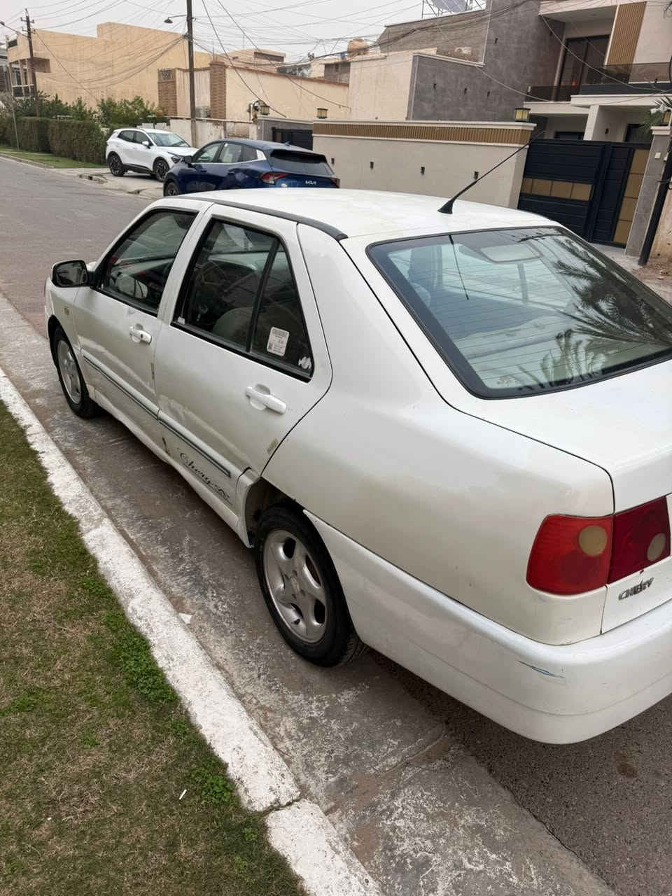 سيارة شيري كوين موديل 2009، خير من الله، كير جديد
المكينة بحالة جيدة وبها بداية بخار خفيف جدًا، التبريد ثلج.
رقم خصوصي بغداد.

الهيكل (الكشر) مرتب ويحتاج ملاحظات بسيطة.
الداخل نظيف، الدوشمة البلادية نظيفة.
الكهربائيات شغالة لكن تحتاج ملاحظات بسيطة.
السيارة متوكفة أبد.

💰 السعر: 27 وقابل للمجال للجاد
📍 العنوان: بغداد – حي الجامعة – شارع المركز
📞 الهاتف: ***********
