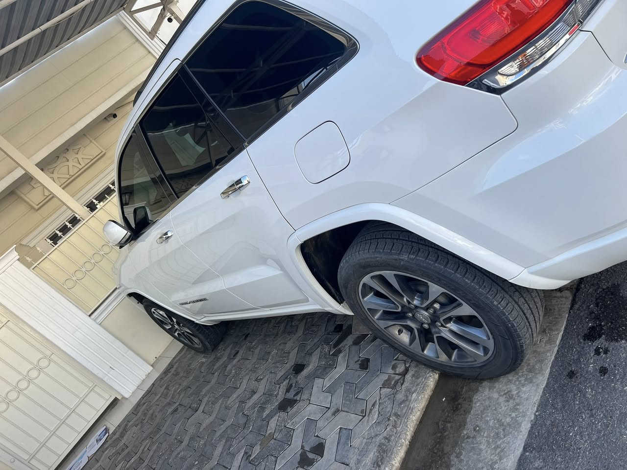 السلام عليكم جيب اوفرلاند خليجي السياره كلش جديده ماشيه 70 باسمنه السياره فووول الفول كفاله عامه حت المكينه ممفتوحه بيها طخه بسيطه بالباب الخلف الصدر وصورتها يمي قبل التصليح مواصفات الاوفرلاند معروفه ميحتاج اشرح السياره مكانها المنصور ايي استفسار اتصال ع الرقم***********
السعر 28 وبيها مجال حك الجيه  السياره موديل 2018
