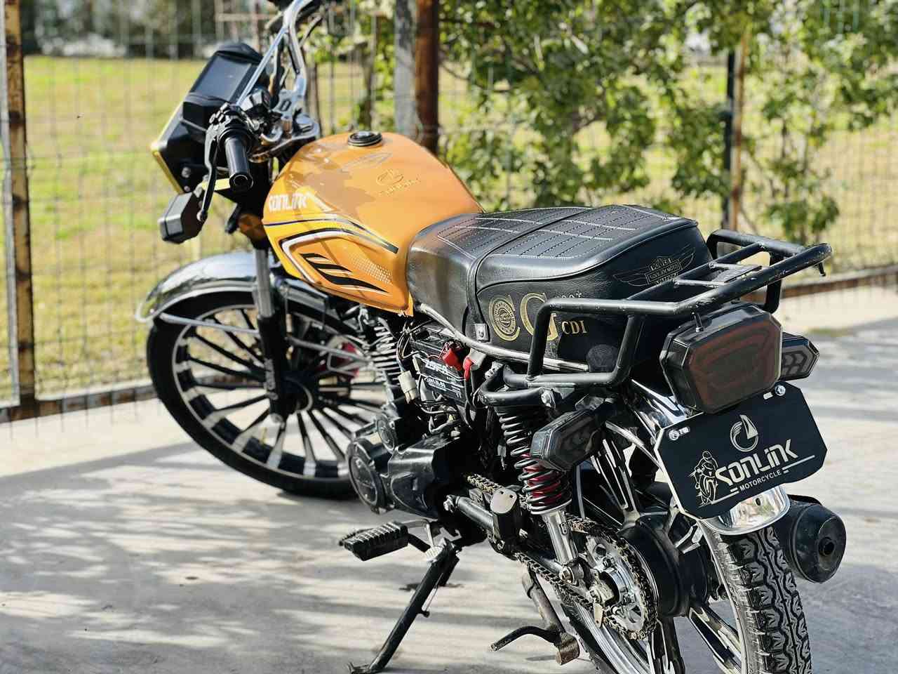 سلام عليكم
دراجة ايراني للبيع

الدراجة (ممفتوحة)

نوع (son link)

 موديل (2024/11)

دراجة نظيفة ونشطة بيهة فقط نقوصات بسيطة وغراضهة الاصلية كلهن موجودات الويل الخلفي موجود والمري موجودات 

دراجة سعرها (600)

مكاني بغداد حي الخضراء

رقمي *********** موجود واتساب و خط.
