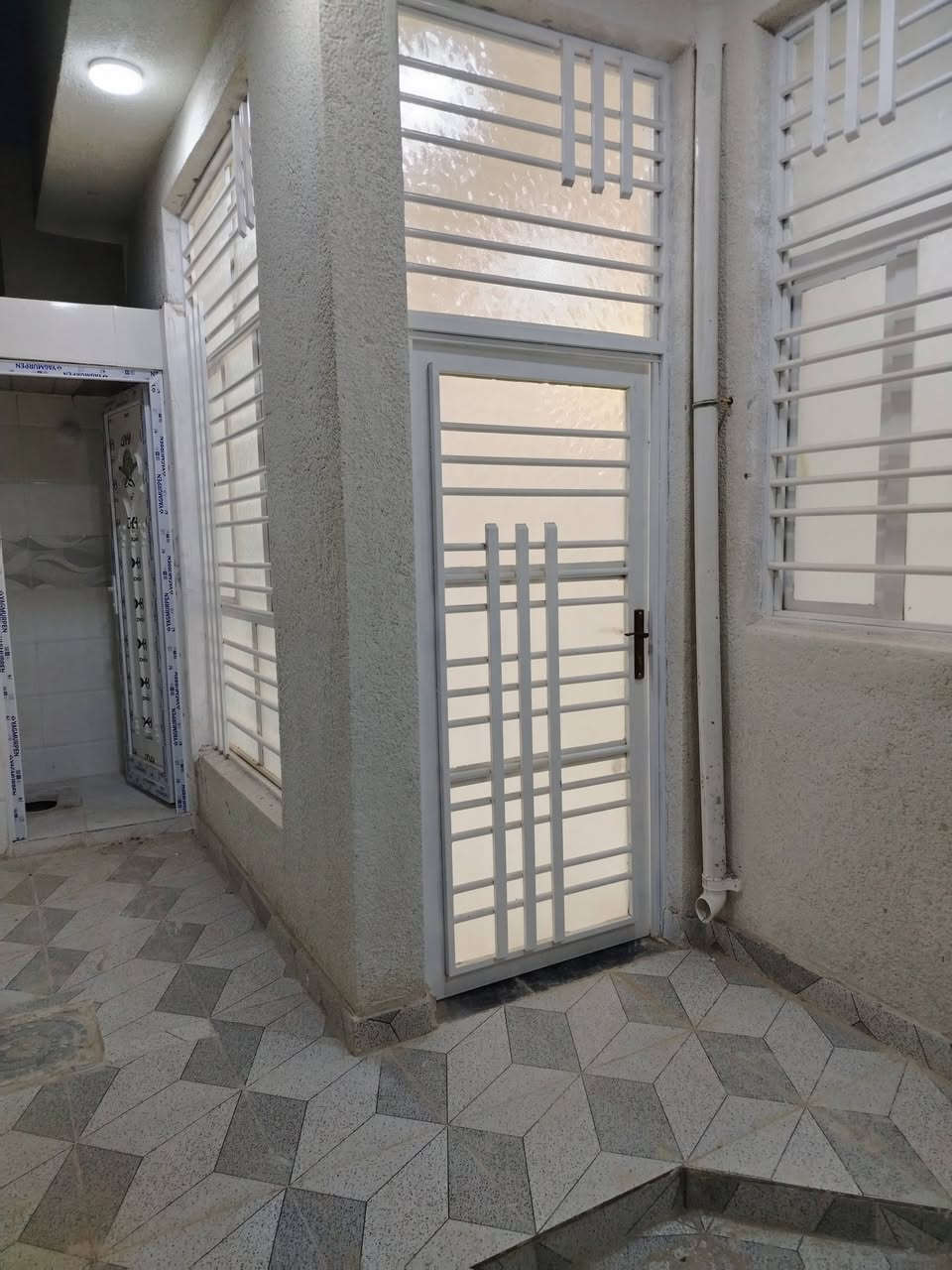 مشتملات للبيع المساحه ١٠٠ متر مربع قريبات عله شارع العام بعد ٣٠ متر عن شارع في منطقه البيضاء الكارظيه
مابيه اي نقص من كيزار
مغاسل وخزان ماي وخزان ماطور ماي كل شغله تسكام من حديد من باب خشب فول شغله كامل مكمل مغسول وجاهز لمشتري للمعلومة ما مسكون جديد بناء2026
رقم هاتف ***********
رقم هاتف***********
