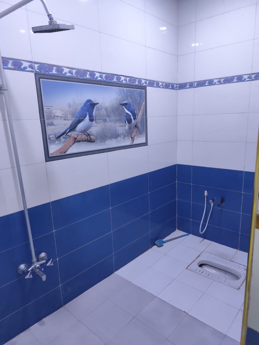 بيت للبيع الناصريه حي الرسول زراعي مساحه 120يتكون من غرفه5*5وصاله واستقبال ومطبخ وصحيات داخليه وخارجيه على شارع عشرين متر تبليط كافه الخدمات 