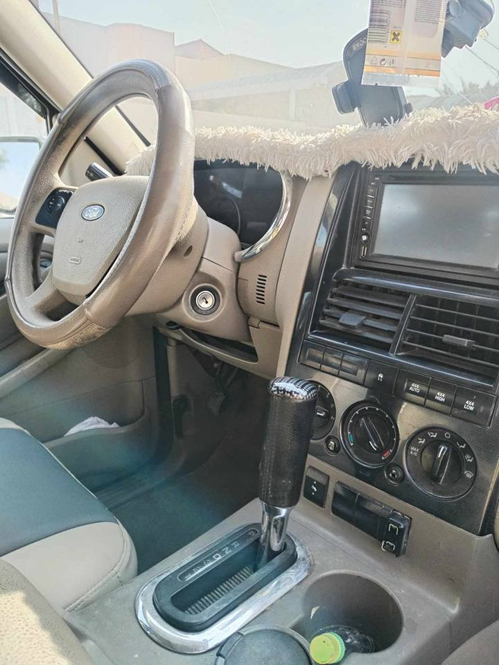 فورد اكسبلور 2007
سبعة راكب، تبريد قطعتين، فتحة سقف، تحكم ستيرن جهة وحدة، محرك، كير، كشر مكفولات، محركها 6 سلندر حجم 4000، ماشية 189 الف وقابلة للزيادة.. مكانها نجف..
سعرها 110 وبيها مجال.

متواجد إتصال، واتساب 
*********** بغداد, العراق
