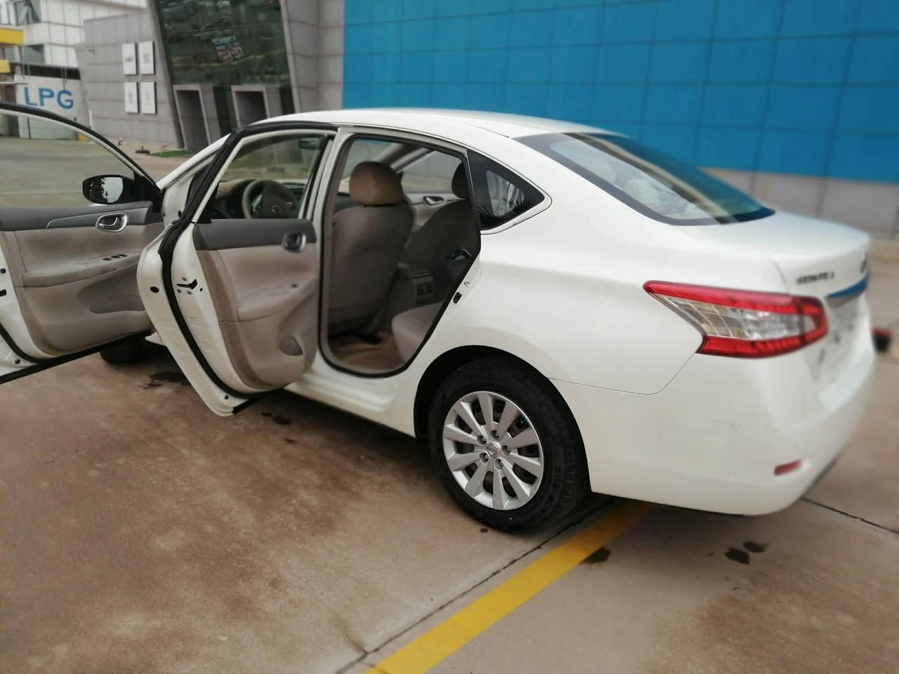 سەیارەکە هی من نییە نامە لۆمن مەنیرن
مۆدیل ٢٠١٧ مواسەفات خەلیجیە مەکینە گەورەیە
٤ پارچەی لەسەر ساغی بۆیاغە بەبی داخیلی 
سەنەوی نوێیە بەناوی ساحیبیتی
رەقەمی ساحێب سەیارە / ٢٠١٠ ٤٩١ ٠٧٥٠ أربيل, العراق
