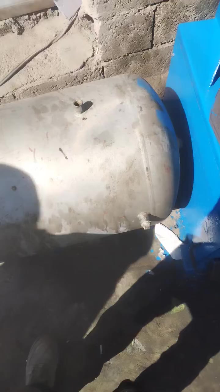 سلام عليكم بطل كمبريسر للبيع التصال على *********** بطل فارغ السعر 125 الف
