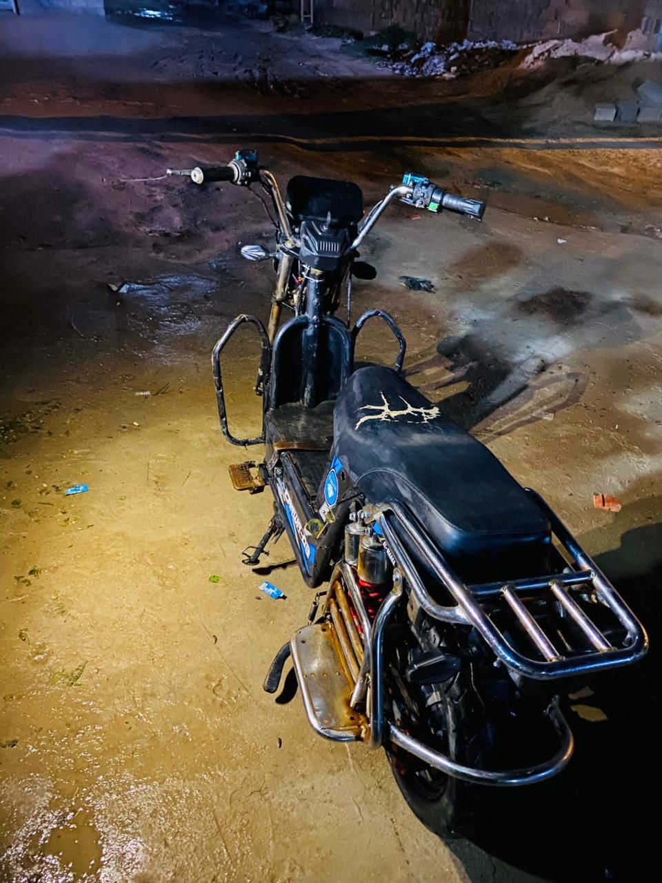 سلام عليكم شباب دراجه للبيع 
نوع جبلي 
الدراجه نضيفه شوفت عينكم 
البطاريات قبل 20 يوم فحصتهن 
يقرن 10 
نقص الدراجه الجاملغ الخلفي ولامامي
السعر 350 وبيها مجال 
رقم ***********وبي واتساب
او خاص ادمن ♥️
