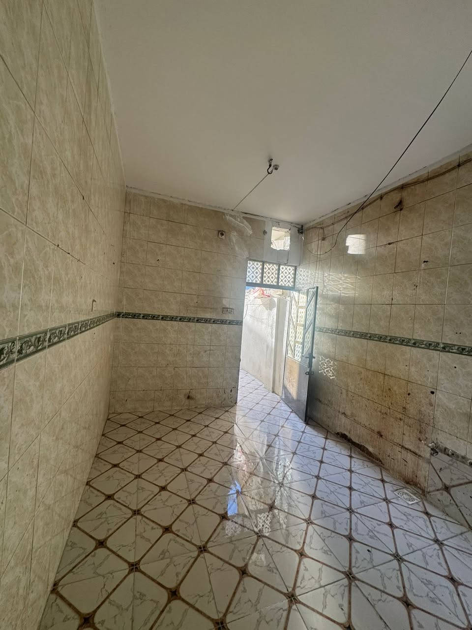 مشتمل ١٠٠ متر حي  للإيجار  قرب مجسرات الزهراء ع غرفه وصاله فوك وغرفه وصاله ومطبخ واستقبال جوه البيت مرتب سعر الايجار ٣٧٥ اتصال ***********
