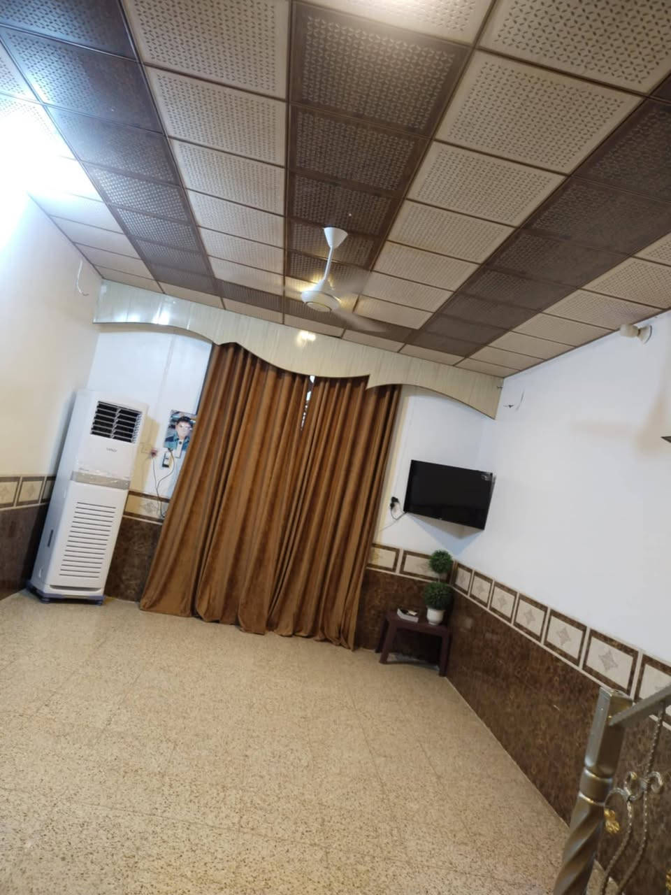 السلام عليكم بيت زراعي للبيع  سند 25 ومعامله كامله المساحه 300متر يحتوي عل استقبال ومطبخ وصاله و2غرف وصحيات خارجيه وحمام داخلي السعر 60وبي مجال للشراي الي حاب يستفسر خاص او يتصل عل الرقم *********** عنوانه ال حمد نزلت الشيخ سامي
