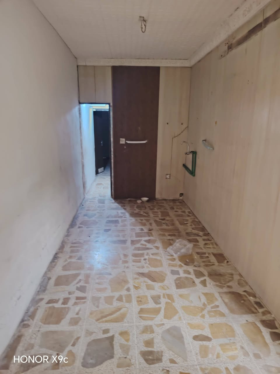سلام عليكم بيت للايجار غرفتين نوم واستقبال ومطبخ وخدمات قرب مدرسه الابطال الاتصال ***********
