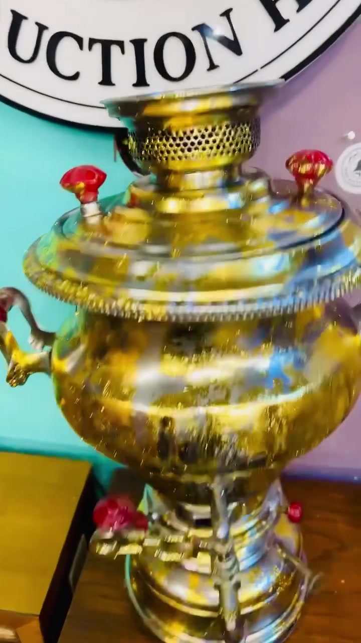سماور من النوادر مغلف ب ورق ذهب .نفط ايراني قديم للبيع
***********
