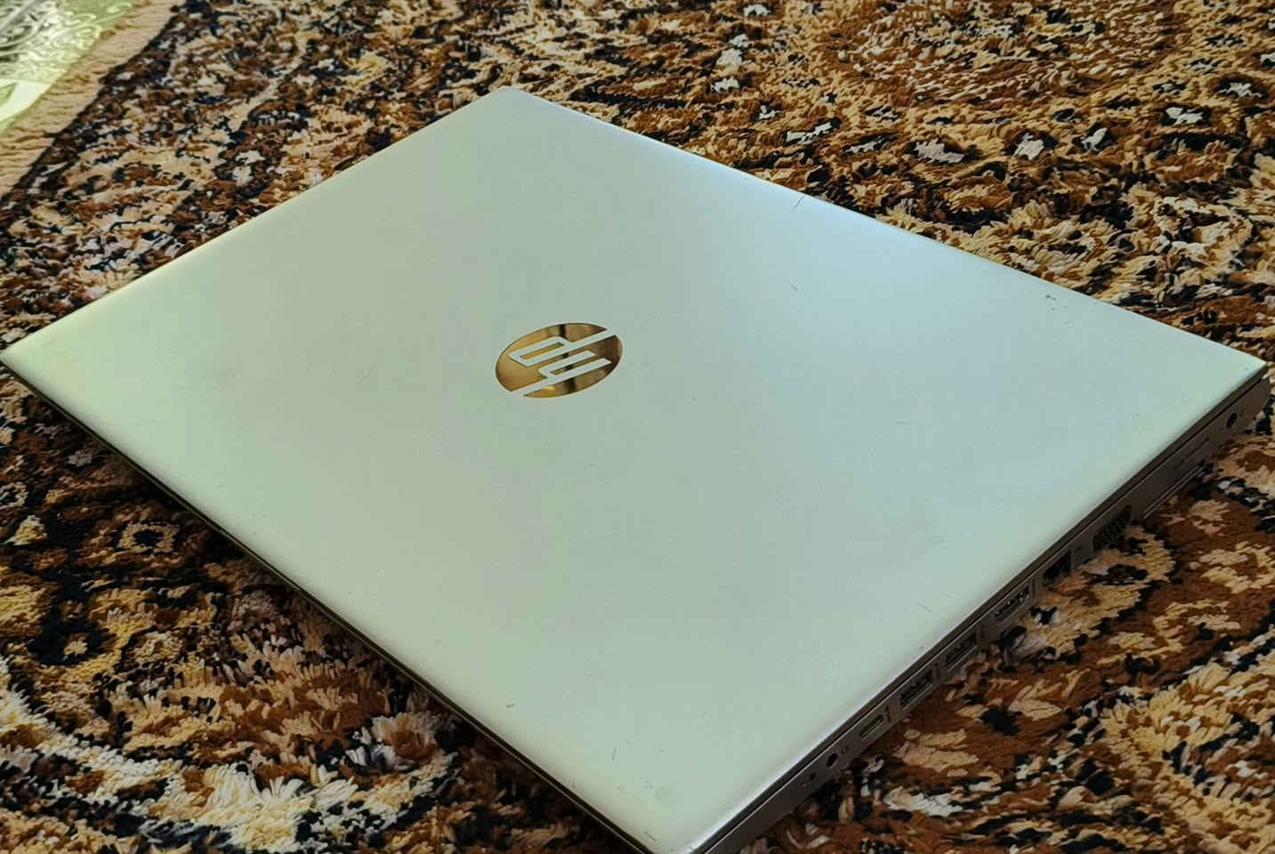 السلام عليكم للبيع لابتوب نوع hp باله انضف من النضيف شرط استعماله اذا اكلك قليل والله اجذب عليك لأن قليل جداا استعمله مااهواهه ابد...
تصميم عصري ونظيف: هيكل خارجي أنيق بلون فضي وبحالة ممتازة وخالٍ من العيوب الظاهرة.

معالج Intel Core i5: من الجيل الثامن القوي لضمان أداء سريع وسلس في الدراسة والعمل اليومي.

كيبورد عربي متكامل: لوحة مفاتيح كاملة تحتوي على الحروف العربية ولوحة الأرقام الجانبية الكاملة.

حماية بالبصمة: مستشعر بصمة إصبع مدمج وسريع لتأمين قفل وحماية بيانات الجهاز.

شاشة واسعة 15.6 بوصة: حجم مثالي لمشاهدة الأفلام، الدراسة، والعمل على البرامج براحة تامة.

قارئ أقراص CD/DVD: ميزة نادرة بالأجهزة الحديثة ومطلوبة جداً لتشغيل الأقراص والملفات المخزنة.

ترسانة منافذ متكاملة: يحتوي على جميع المنافذ (HDMI و VGA و LAN و USB 3.1 و Type-C).

بدون تحويلات خارجية: المنافذ المتنوعة تغنيك تماماً عن شراء أي وصلات أو تحويلات إضافية مكلفة.

الملحقات : الجنطة والشاحنة الأصلية . 
السعر : 350 وبي مجال بسيط مستعجل ع بيعهه. 

مكاني الكوت


**إذا كنت صاحب هذا الإعلان وتريد حذفه لأي سبب، رجاءا أرسل رسالة إلى الدعم الفني**